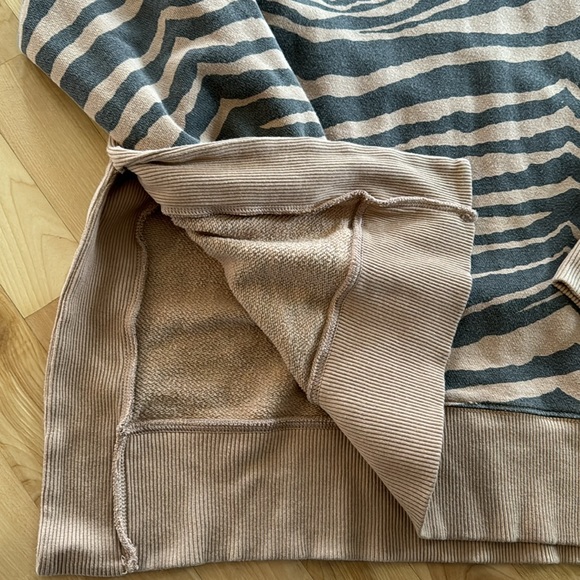 Aerie oversized sweatshirt leopard print split sides size medium M - Picture 2 of 5